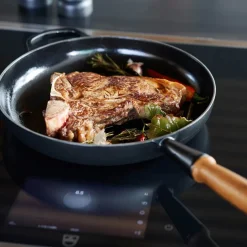 Le Creuset Støpejernspanne med Trehåndtak 28cm Matte Black