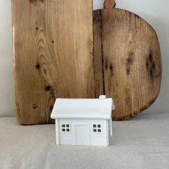 Porsgrunds Porselænsfabrik Jul På Tunet Veslestugu Med Pipe 13,4x10,8cm